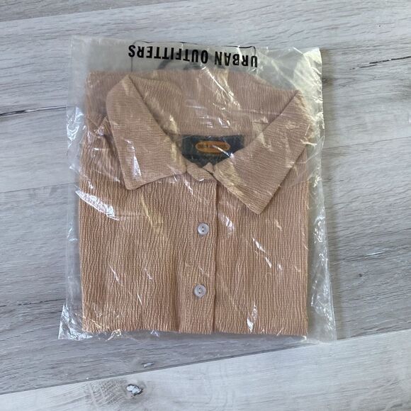 Urban Outfitters‎ Crinkled button down shirt Beige Nwt - Picture 3 of 5